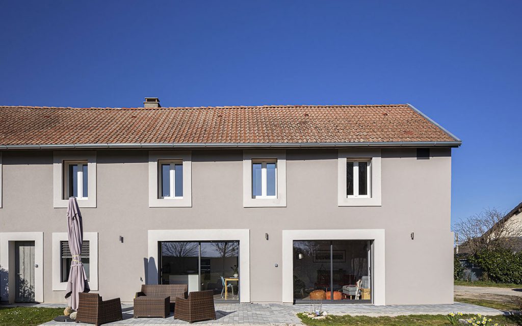 Photo de la façade extérieure d'une maison rénovée par ABCONCEPT, contractant général Rhône, Isère, Ain : accompagnement global des travaux de rénovation de la maison