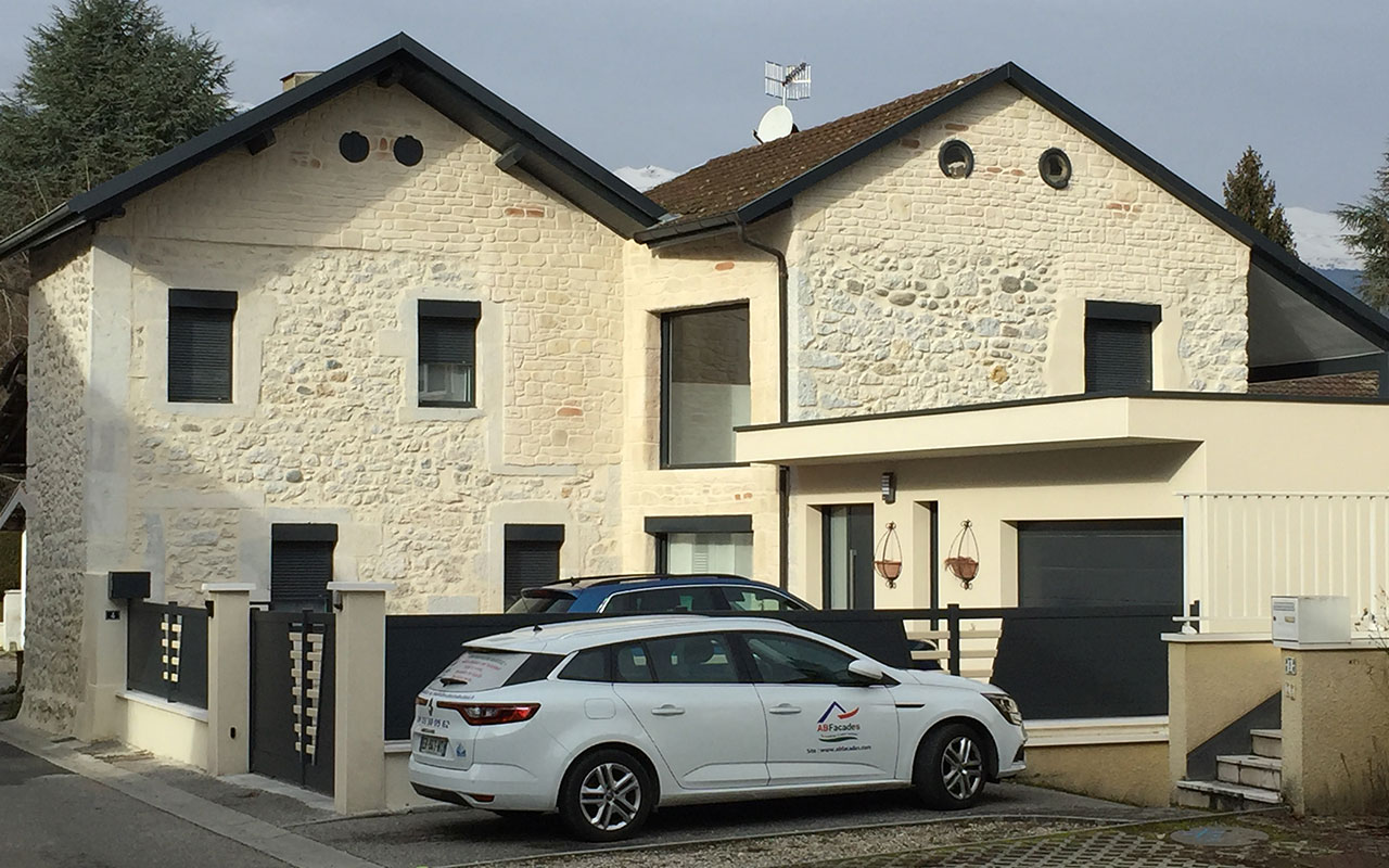 Photo de l'extérieur d'une maison entièrement rénovée par ABCONCEPT, rénovation de maison en accompagnement global comme contractant général dans le Rhône, l'Ain, l'Isère